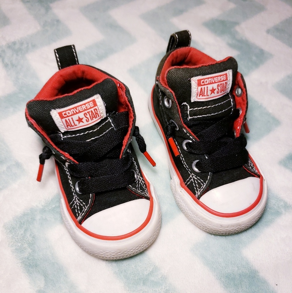 💥SOLD💥Red and black high top converse